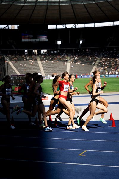 Katharina Trost (LG Stadtwerke Muenchen) neben Marie Burchard (SC DHfK Leipzig e.V.) dahinter Caterina Granz (LG Nord Berlin), Hanna Klein (LAV Stadtwerke Tuebingen) waehrend der deutschen Leichtathletik-Meisterschaften im Olympiastadion am 26.06.2022 in Berlin